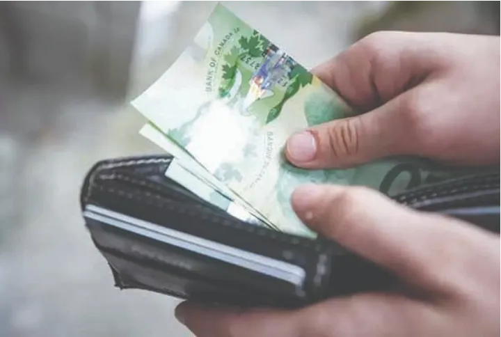 نرخ ساعتی حداقل دستمزد در کبک از اول مه امسال به ۱۵.۲۵ دلار افزایش می‌یابد